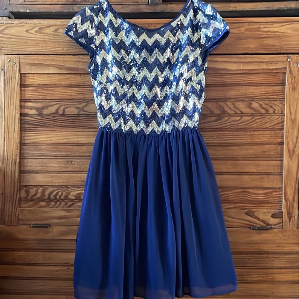 Very cute dress navy sequin and silver. Size 1/2. Excellent condition